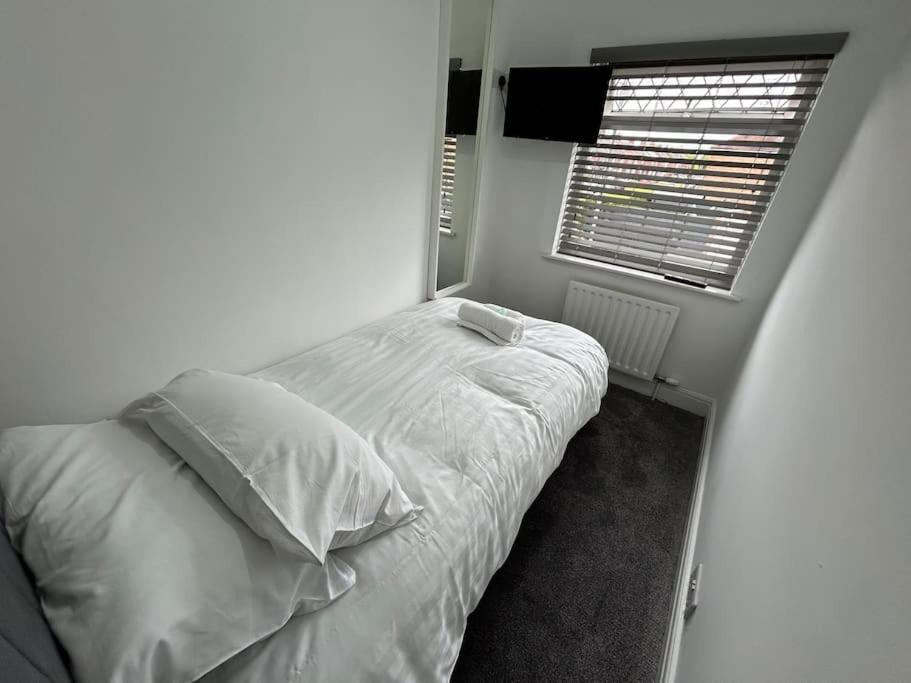 Modern & Spacious 4 Bedroom Home Crewe Zewnętrze zdjęcie